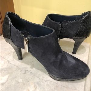 🛍️Navy Blue Suede Bandolino shoes